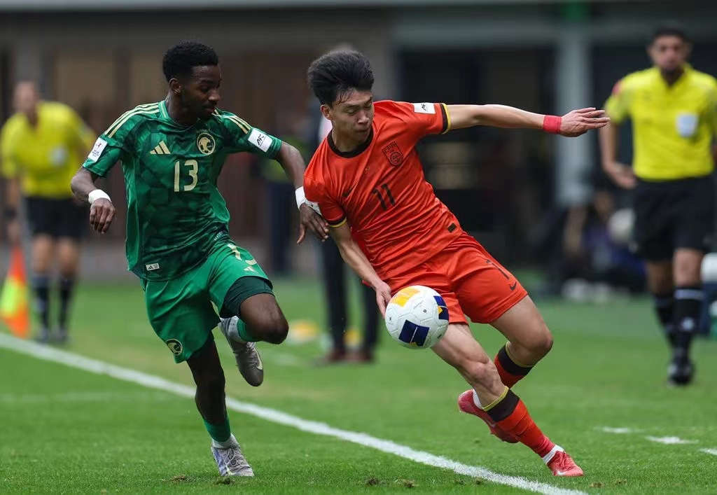 王钰栋启蒙教练：王钰栋从不耍脾气，训练时感觉有用不完的力气