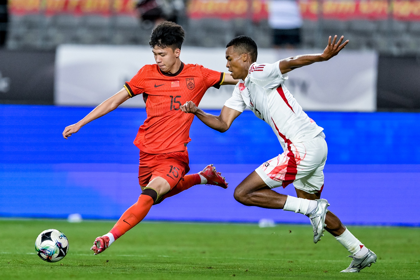 望无碍！王钰栋全场表现：精彩过人+下半场射门被扑 第75分钟伤退